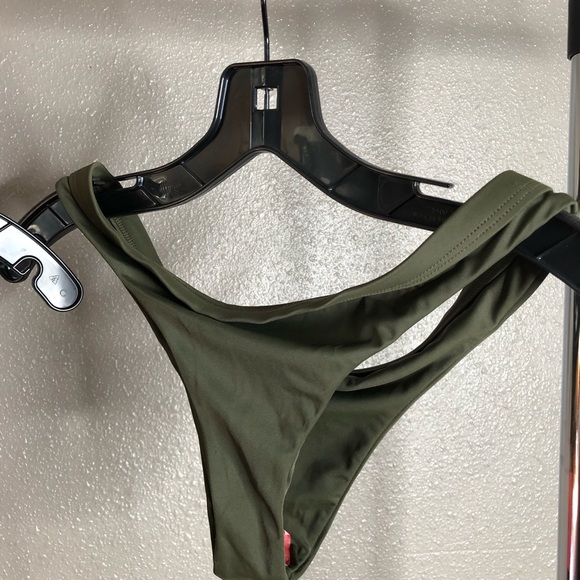 Bikini - Picture 3 of 5